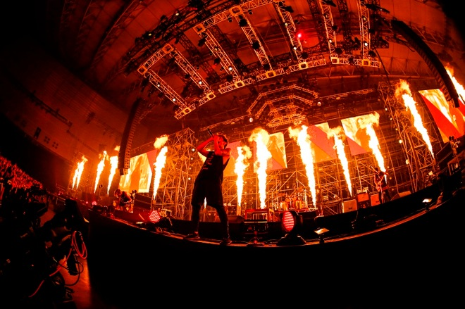 rocqnow's tweet photo. 過去の今日=2015年5月9日

ONE OK ROCK による全国ツアー「35xxxv JAPAN TOUR」が開幕。静岡エコパアリーナの2DAYSを皮切りに24公演を行った。それまでのワンオクのライブは、1曲目から激しいロック曲でぶち上げていくのが恒例だったが、このツアーではバラード曲「Fight the night」を冒頭に選曲。 https://t.co/UjutLqtJCb