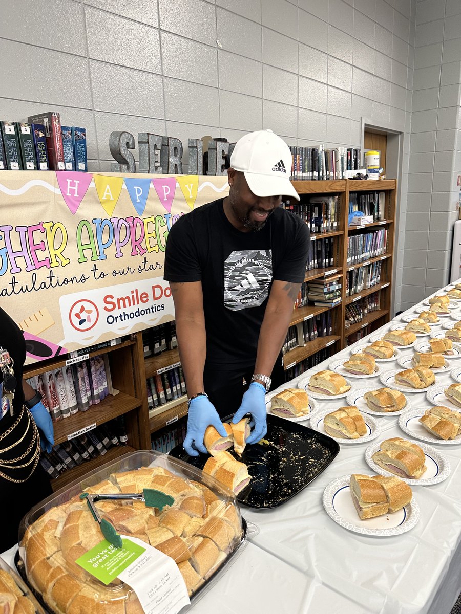 ValarieLawson15's tweet photo. On the last day of teacher appreciation, my true love gave to me, a lunch provided by @smiledoctors@funteacher https://t.co/BRsjSmzIKf