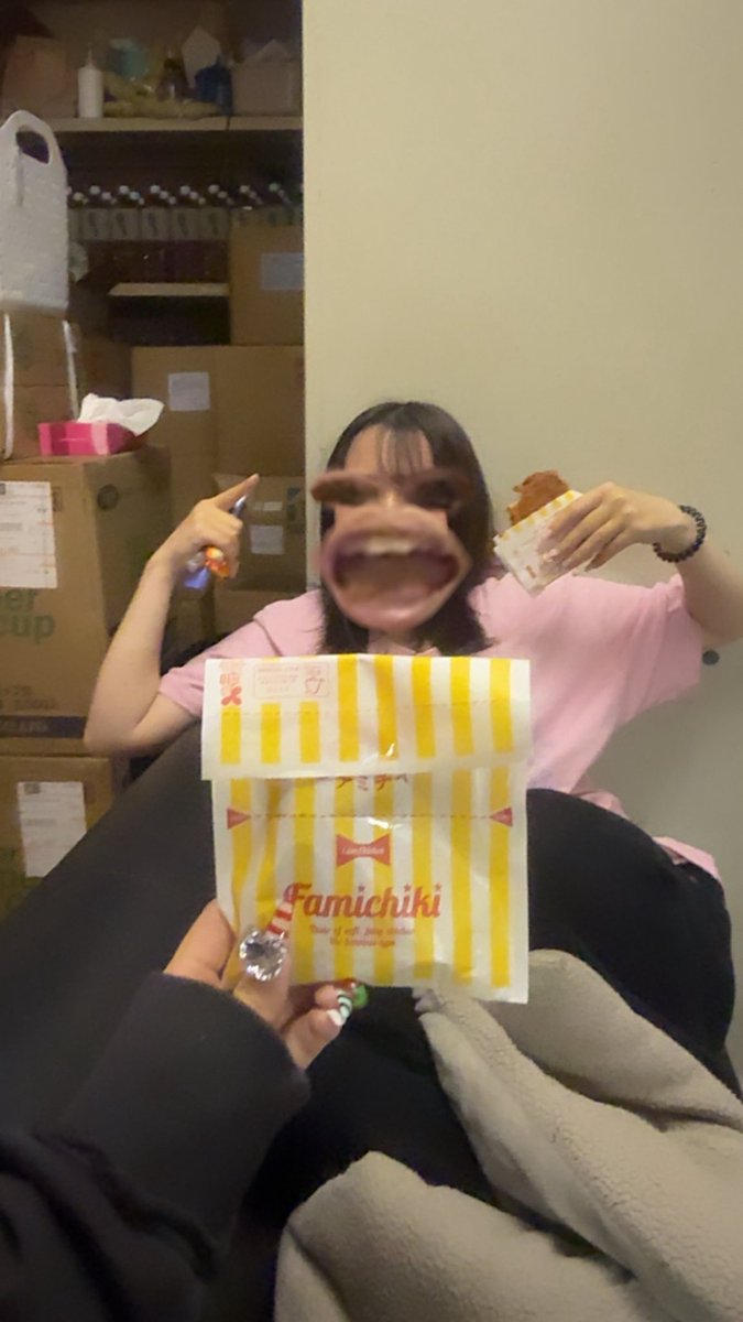 shu___chaaan's tweet photo. 昨日はしーたんにスタバ買ってきてもろて
一昨日はスタッフさんにファミチキ買ってきてもろたദ്ദി＞ᴗ＜)🎀✧
みんなやさしいだいちゅき！！♡ https://t.co/CGOt62nIL9