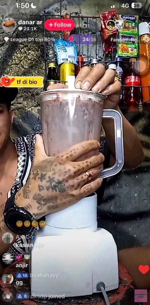 TW // GORE, KEKERASAN, DARAH

yap! tolong siapapun viralin tweet ini, ada orang live di tiktok ngeblender hamster hidup hidup. sekali lagi, HIDUP HIDUP HAMSTER DIBLENDER PAS NGELIVE 😭😭😭💔