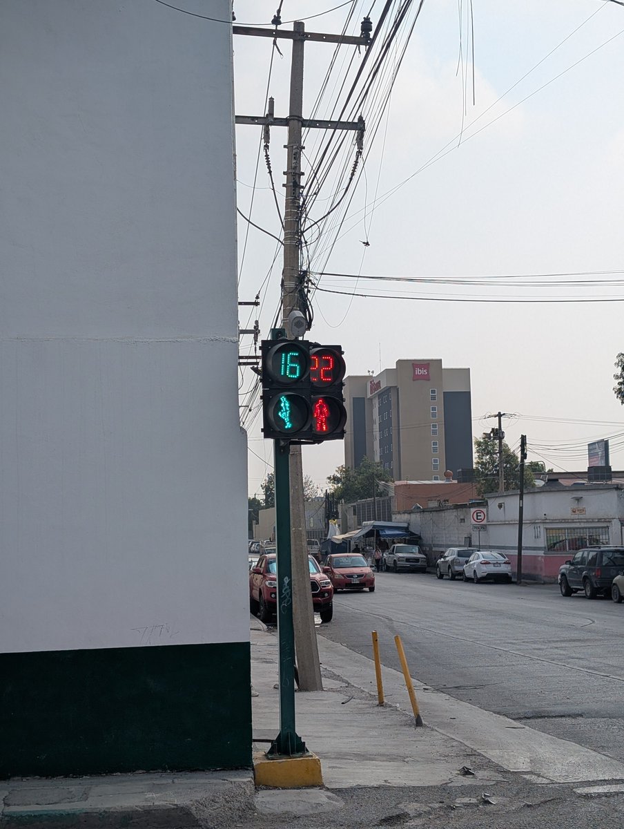 andre_desb's tweet photo. Una duda, @SLPMunicipio 
¿A cual de los dos le debo hacer caso?
Este semáforo está en la intersección de Av. Industrias y el Eje 102. https://t.co/fLh1g2LITJ