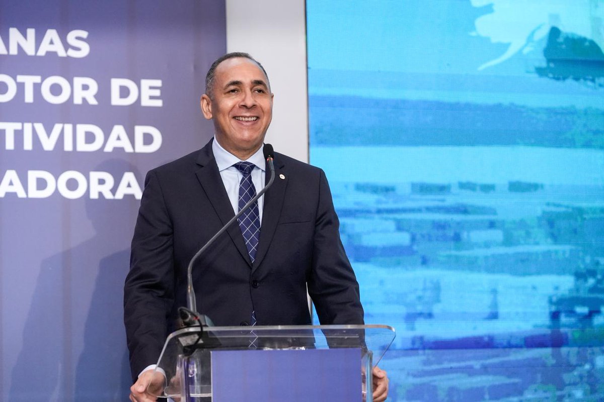 joeltorresDO's tweet photo. ¡Impulsamos el orgullo de lo hecho en 🇩🇴! 

El Director General de #AduanasRD @nelsonarroyop lidera una gestión enfocada en la eficiencia logística.

✅ + Predictibilidad
✅ - Tiempos de despacho
✅ - Costos operativos

Hacemos de @aduanard el aliado clave para que nuestros productos lleguen más lejos. 🚢📦🚀

#Competitividad #NelsonArroyo
