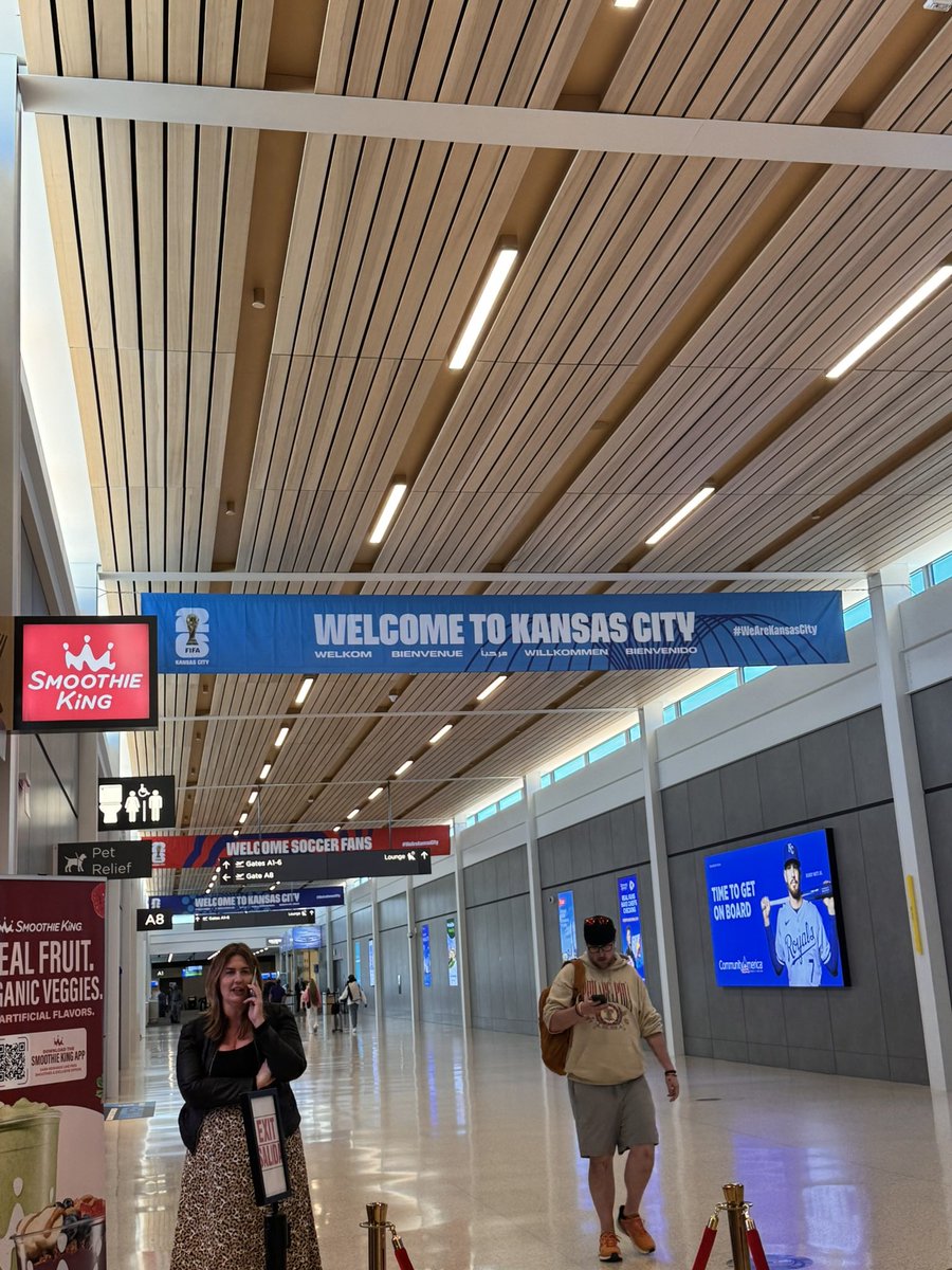Bethamcdaniel's tweet photo. @jasonrantz @gdnightseattle There is welcome signage all over the KC airport. NOTHING at SeaTAc https://t.co/PuKRc6aEyj