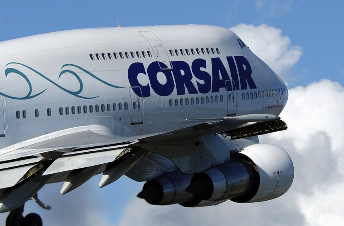 IAviateur's tweet photo. Queen Of The Skies ✈️
Lorsque la FAA délivre la certification du Boeing 747-100 le 30 décembre 1969, personne, pas même Joe Sutter, n'imagine que cette cellule continuera d'être produite jusqu'en 2023. Cinquante-quatre ans de production. Une seule famille d'avions. Mais une vingtaine de variantes civiles, chacune avec ses propres calculs structurels, ses propres essais de fatigue, ses propres certifications.

Les fondations sont posées en 1969-1970 avec le 747-100, puis le 747-200B qui inaugure la logique d'incrémentation structurelle caractérisant toute la lignée. La mutation cargo arrive en mars 1972 avec le 747-200F, sa porte de nez basculante et la refonte complète de son architecture interne. Le 747-200C convertible passagers/cargo suit en 1973. Et entre les deux, une troisième voie : le 747-200M Combi, qui transporte simultanément passagers et fret sur le même pont principal grâce à une cloison amovible certifiée, formule que KLM, Air France, Lufthansa, South African, Sabena et Air Canada exploiteront pendant quarante ans.

Septembre 1973, le 747SR (Short Range) introduit une philosophie différente : structure renforcée pour absorber des cycles de pressurisation intensifs sur le marché japonais. Février 1976, le 747SP fait l'inverse, fuselage raccourci de 14,35 mètres pour les liaisons ultra-long-courriers, dérive rehaussée de 1,52 mètre, plans horizontaux étendus, et un système de volets monofente qui le distingue de tous ses congénères.

Mars 1983, le 747-300 inaugure le pont supérieur étendu (Stretched Upper Deck), prolongé par les 747-300M Combi, 747-300SR à très haute densité japonaise, et 747-100B SUD en rétrofit.

Janvier 1989, le 747-400 marque une refonte structurelle et systémique majeure : extensions d'aile et winglets, réservoir intégré au stabilisateur horizontal, cockpit reconfiguré pour deux pilotes. La famille -400 se déclinera ensuite en 747-400D domestique japonais, 747-400ER à autonomie étendue, 747-400F cargo longue distance, 747-400ERF, et 747-400M dont KLM retirera les derniers exemplaires en 2020.

Août et décembre 2011, les 747-8F et 747-8 passagers marquent l'aboutissement : fuselage allongé de 5,6 mètres, empennage entièrement redessiné, motorisation GEnx-2B, abandon des winglets verticaux au profit de raked wingtips. Les derniers exemplaires sortent d'usine en 2023, refermant le cycle.

Et hors du périmètre commercial classique, le 747 Large Cargo Freighter Dreamlifter, quatre 747-400 d'occasion radicalement transformés à Taïwan, fuselage élargi à 8,40 mètres de diamètre, swing tail à ouverture latérale intégrale, conçu pour transporter les sections du 787 entre les sites de production répartis sur trois continents.

Sur les images ci-dessous, quatre 747 Corsair que j’ai bien connu. Les trois premiers sont des 747-300 : les F-GSEA, F-GSEX, F-GSUN « SEA, SEX and SUN » (cool, non ? nous avions aussi le « SKY »). Le dernier est un 747-100, le « LIMA JULIETTE » que j’ai bien connu aussi. Durant un été, nous avons exploité le « SUN » en version « full classe économique ». Selon vous, quelle capacité avait-il (nombre de sièges passagers) ? Question subsidiaire, quel a été le premier opérateur du « LIMA JULIETTE » ?

À venir, un article plus complet qui retracera cette odyssée structurelle dans le détail, version par version, avec les contraintes de certification, les calculs aéroélastiques et les choix d'ingénierie qui ont fait du 747 le seul avion de ligne capable de traverser cinq décennies en se réinventant constamment, une cellule à la fois. ✈️
#B747 #QueenOfTheSkies