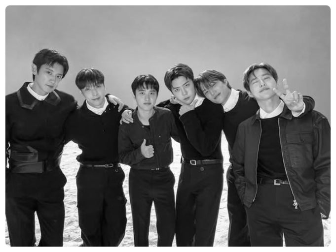 seowonhui8's tweet photo. 보통 활동 10년이 넘은 아이돌 그룹은 활동 빈도가 줄고, 개별 활동 중심으로 이동하는 경우가 많다.  그룹활동은 브랜드 유지용이나 기념성 활동, 팬서비스성 프로젝트로 움직이는 경우가 많다.
그런데 EXO는 여전히 대규모 투어를 소화하면서, “현재 진행형 팀”이라는 걸 증명하고 있다. 특히 이번 타이틀곡 CROWN은  대중성 겨냥보다, EXO라는 팀의 서사와 시간을 이어가겠다는 의지에 가깝다.
이건 단순한 nostalgia 소비가 아니다. 유튭에는 늦덕, 재입덕 콘텐츠가 줄을 잇는다. 열리는 콘서트마다 매진은 당연하고 SM 실적보고서를 보면 엑소가 올해 회사의 실적을 견인하고 있음을 알 수 있다. 엑소는 SM 내부에서도 여전히 막강한 시장성과 동원력을 가진 ‘핵심 IP’라는 의미이다. 
4월 10일 서울콘을 시작으로 7월26일 싱가폴 공연까지 4달 동안 거의 매주 2회씩 콘서트를 한다. 횟수가 총 26회. 올해 SM 아티스트들 중 가장 많은 공연을 데뷔 14년차 그룹이 하고 있다.

(게다가 얼굴을 봐라.  "아.완.얼."은 진리다.  20대때는 잘생겼다고 말하기도 입아픈 아이돌그룹이었는데, 멤버 전원 군필 30대가 되면서 성숙한 으른 남성미까지 더해졌다. 근데 얼굴은 옛날 그 얼굴 그대로다? 오빠 얼굴이 그대론데 내가 어딜 가겠냐는 엑소엘들의 고해성사가 그냥 나오는 게 아니다.)

팬덤의 세대교체, 시장 변화, 긴 군백기, 멤버 변화까지 모두 겪고도 7년여 만의 완전체 컴백 앨범으로 다시 밀리언셀러를 기록했다. 단순히 과거의 영광을 추억하는 팀이었다면 절대 만들어낼 수 없는 결과다. 
엑소가 스스로 어떤 길을 만들어갈지는 아무도 모른다. 하지만 무대 위에서 누구보다 행복해 보이는 멤버들과, 단단한 팬덤이 있는 한 앞으로의 엑소가 더 기대가 된다.