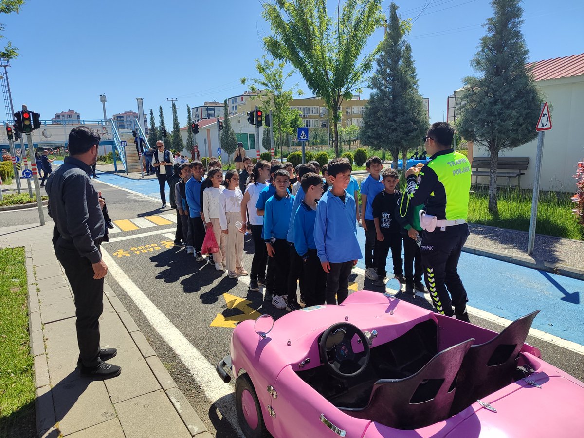 KozanSur's tweet photo. Trafik ve ilkyardım Haftası kapsamında okulumuz 4. sınıf öğrencileriyle Trafik Eğitim Parkına gezi düzenledik. @tcmeb @Diyarbakirmem @surkaymakamlik   @SurMilliEgitim  @ErnezD https://t.co/VWLEWLiHP7