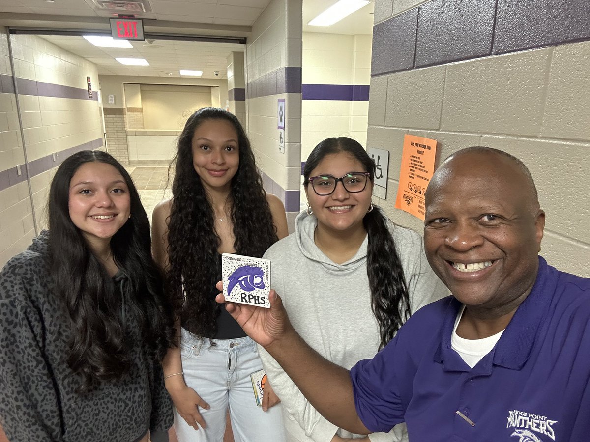RPHS_Panthers10's tweet photo. 🏆#TeacherAppreciationWeek26🏆: RPHS Juniors celebrate Ts and Admin in their own special way! This was such a surprise and a great usable gift! #TakeALook… @RGAPMobileLive @FortBendISD #OriginalPost https://t.co/LhuIz6Qr29