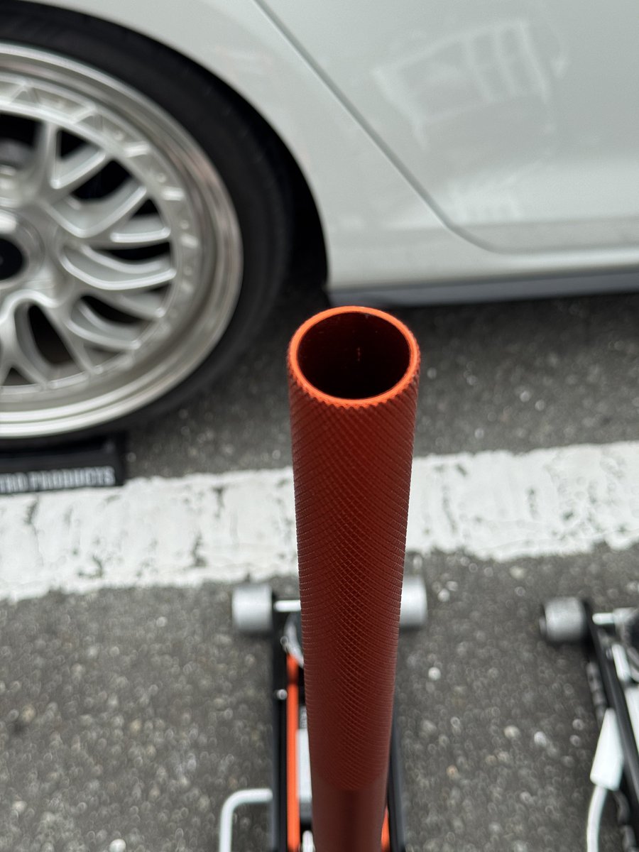 車載ジャッキどれがいいか良く聞かれるから僕が数年前に色々試した結果を紹介します🙌
【重視すべき点】
①常に車載しておく為1.5tオールアルミを選べ
②前ローラーはジャッキより外側についてるのを選べ(これかなり安定感変わります)
③ジャッキパイプは太い物を選べ(上げやすさかなり変わります)
