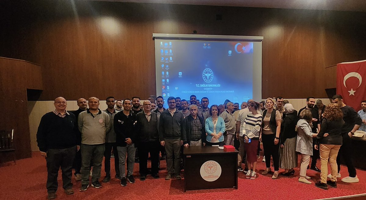 CengizGokceKdcH's tweet photo. Hastanemizde uzun yıllar Teknik Servis Birim Sorumlusu olarak görev yapan ve emeklilik nedeniyle kurumumuzdan ayrılan Müslüm Erdoğan’a, vermiş olduğu emek, özverili çalışmaları ve kurumumuza sunduğu değerli katkıları dolayısıyla teşekkür belgesi ve plaket takdim edilmiştir. https://t.co/98EVevUuSZ