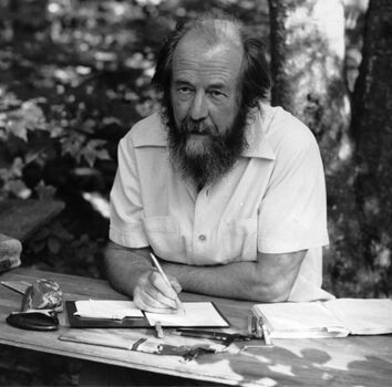 “El socialismo necesita propaganda porque la realidad siempre termina contradiciéndolo”.

- Aleksandr Solzhenitsyn -