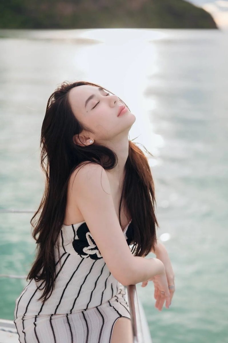 ไออุ่น: "ตอนนี้มากันครบเลย ขาดแค่ใบบัว"
ริสา: "อืม นางมาไม่ได้ ติดงานอยู่ภูเก็ตอ่ะ แต่นางฝากความคิดถึงมาถึงทุกคนนะ"
.

((   จินตนาการว่าใบบัวญดาทำงานอยู่ภูเก็ต  🌊🐠))

OOMBAM FULFILL EP3
#รักเติมเต็มEP3
#yadarilya #ญดานริลญา