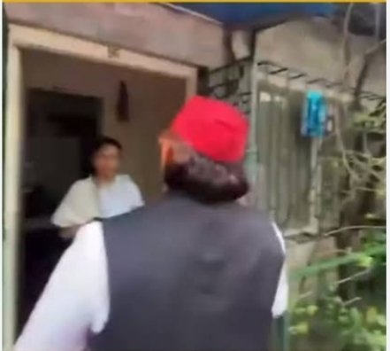 जब से तुमको देखा 
देखा ही करते हैं,
तुम ही कुछ बतलाओ 
इसको क्या कहते हैं ?
L लग गये,
हो L लग गये ।