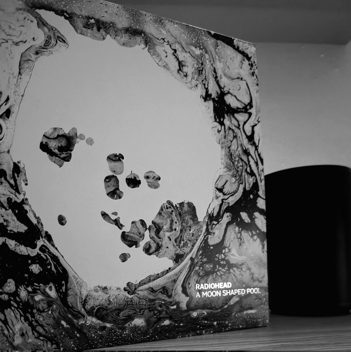 ExitMusicAr's tweet photo. El álbum más reciente de #radiohead , A Moon Shaped Pool, apareció un día como hoy hace 10 años!
En https://t.co/uvINuAoH4R dejamos el Archivo ExitMusicAr del álbum, con letras, traducciones, artículos de prensa traducidos, videos y fotos. https://t.co/5WIUpqPyiG