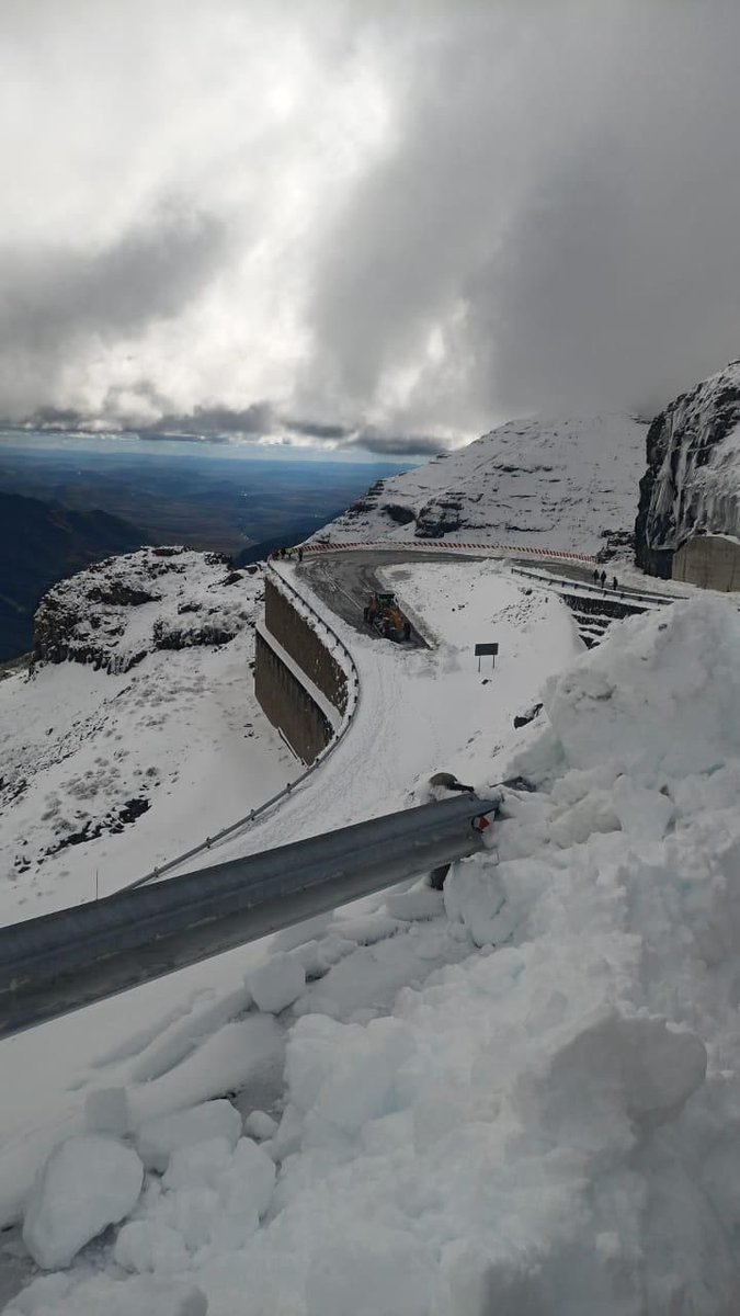 Itume1eng's tweet photo. 🇱🇸 ❄️ 3000m above sea level #Home #Lesotho https://t.co/XI8i87gftU