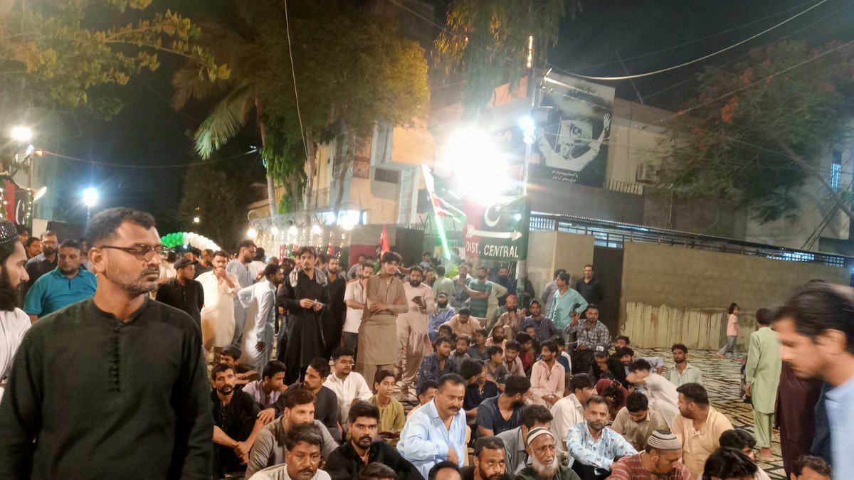 پاکستان پیپلز پارٹی پارلیمنٹیرینز سینٹر مسرور احسن کی رہائش گاہ پر معر کہ حق ایک سال مکمل ہونے کی خوشی قوالی کا اہتمام کیا گیا کیک کاٹا گیا اور آتش بازی کی گئی جس میں عہدےداران اور کارکنان نے بڑی تعداد میں شرکت کی  #MarkaEhaq