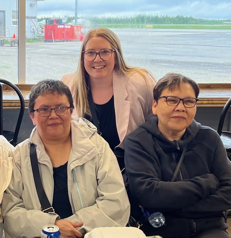 SecretaireON's tweet photo. (1/3) Un soutien aux victimes respectueux des cultures et tenant compte des traumatismes est maintenant offert plus près de chez elles aux communautés autochtones de la côte de la baie James. Fiers du travail de Mikayla Fahrer et de l’équipe du @ONprocureurgen. https://t.co/VYv3FnMt6Y