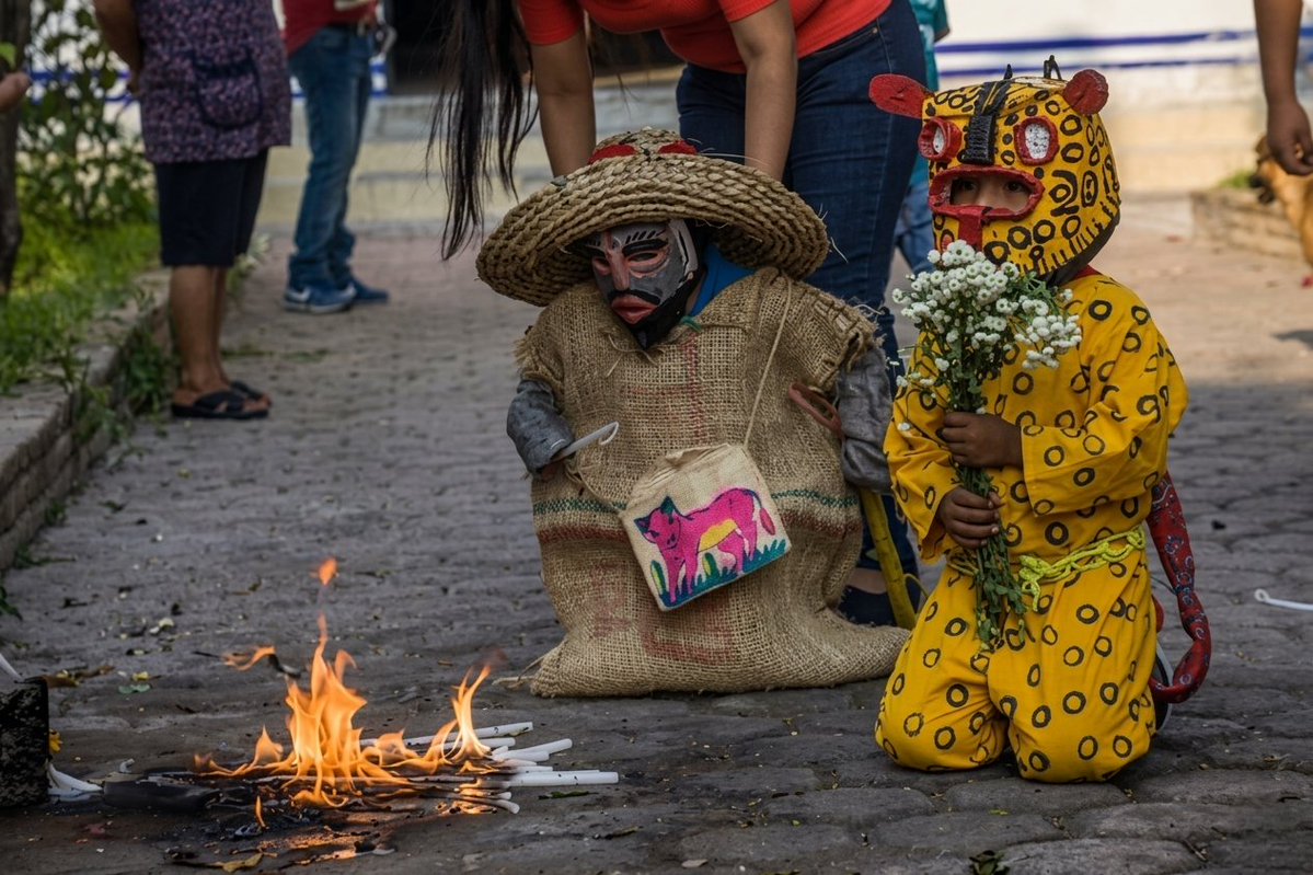 Niños Jaguar pidiendo lluvia para la montaña. 
Acatlan, Chilapa, Guerrero, México. 
📷: Lenin Mosso.