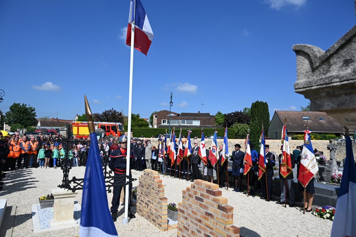 JPDugoinClement's tweet photo. 🇫🇷 Cérémonies de la victoire du #8mai1945 à @MennecyCom , Cerny, Vayres-sur-Essonne, Soisy-sur-École et au Coudray-Montceaux.
🗣️ Extrait du message officiel de la Ministre des Armées et des anciens combattants @CaVautrin : « Marc Bloch - historien, combattant de 14, volontaire à nouveau en 39, fusillé en juin 1944 - avait porté sur les responsables de la débâcle ce constat implacable : ils avaient « estimé très tôt naturel d’être battus »
❗️Rarement un message officiel n’aura eu autant de sens à l’heure où, comme ils l’ont fait à d’autres époques, les extrêmes se rejoignent dans une même admiration béate teintée d’un irrépressible sentiment de soumission devant des impérialisme qui ne visent qu’à effacer de l’histoire la France et de l’Europe.