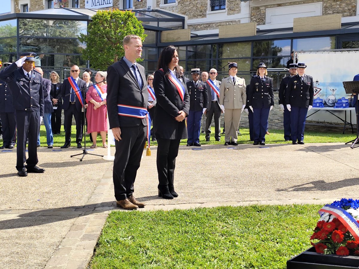 JPDugoinClement's tweet photo. 🇫🇷 Cérémonies de la victoire du #8mai1945 à @MennecyCom , Cerny, Vayres-sur-Essonne, Soisy-sur-École et au Coudray-Montceaux.
🗣️ Extrait du message officiel de la Ministre des Armées et des anciens combattants @CaVautrin : « Marc Bloch - historien, combattant de 14, volontaire à nouveau en 39, fusillé en juin 1944 - avait porté sur les responsables de la débâcle ce constat implacable : ils avaient « estimé très tôt naturel d’être battus »
❗️Rarement un message officiel n’aura eu autant de sens à l’heure où, comme ils l’ont fait à d’autres époques, les extrêmes se rejoignent dans une même admiration béate teintée d’un irrépressible sentiment de soumission devant des impérialisme qui ne visent qu’à effacer de l’histoire la France et de l’Europe.