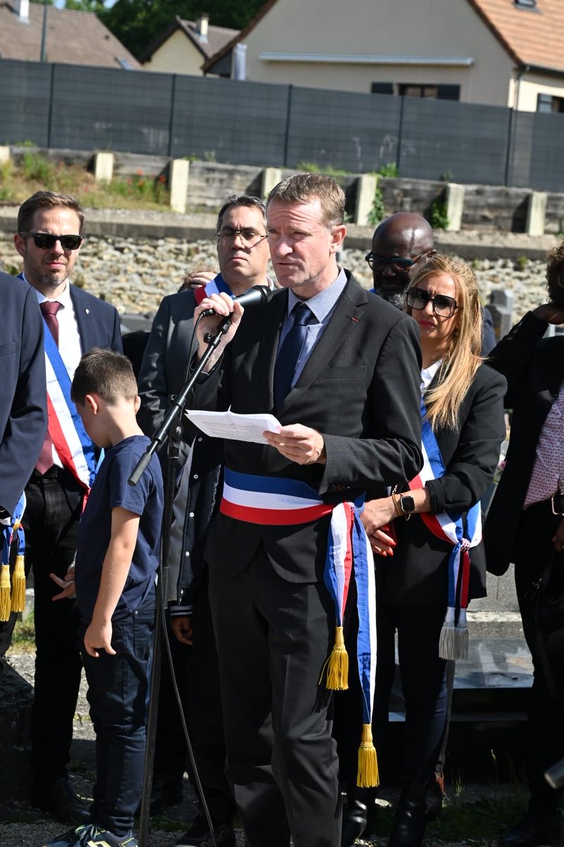 JPDugoinClement's tweet photo. 🇫🇷 Cérémonies de la victoire du #8mai1945 à @MennecyCom , Cerny, Vayres-sur-Essonne, Soisy-sur-École et au Coudray-Montceaux.
🗣️ Extrait du message officiel de la Ministre des Armées et des anciens combattants @CaVautrin : « Marc Bloch - historien, combattant de 14, volontaire à nouveau en 39, fusillé en juin 1944 - avait porté sur les responsables de la débâcle ce constat implacable : ils avaient « estimé très tôt naturel d’être battus »
❗️Rarement un message officiel n’aura eu autant de sens à l’heure où, comme ils l’ont fait à d’autres époques, les extrêmes se rejoignent dans une même admiration béate teintée d’un irrépressible sentiment de soumission devant des impérialisme qui ne visent qu’à effacer de l’histoire la France et de l’Europe.