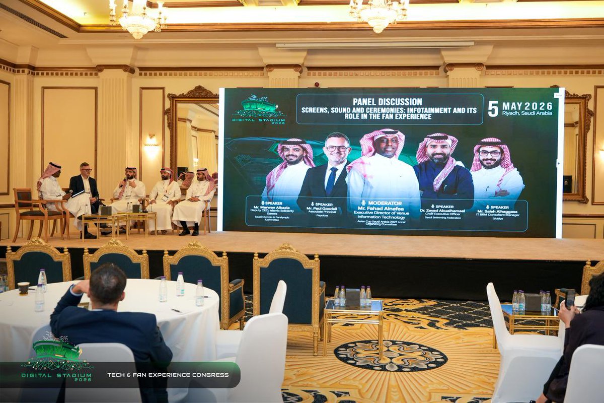 Saudi_Swimming's tweet photo. 📸| شارك الدكتور زياد أبو الحمائل المدير التنفيذي للاتحاد متحدثًا في مؤتمر Digital Stadiums ضمن جلسة بعنوان الترفيه التفاعلي ودوره في تعزيز تجربة الجماهير

وتناول خلال الجلسة التحول في مفهوم تجربة الجمهور مشيرًا إلى أن الملاعب والصالات الرياضية والمسابح لم تعد مجرد مرافق لاستضافة المنافسات بل أصبحت وجهات حيوية تصنع فيها التجارب من خلال الدمج بين الرياضة والترفيه والتقنية والخدمات التفاعلية ✨ 🏟️