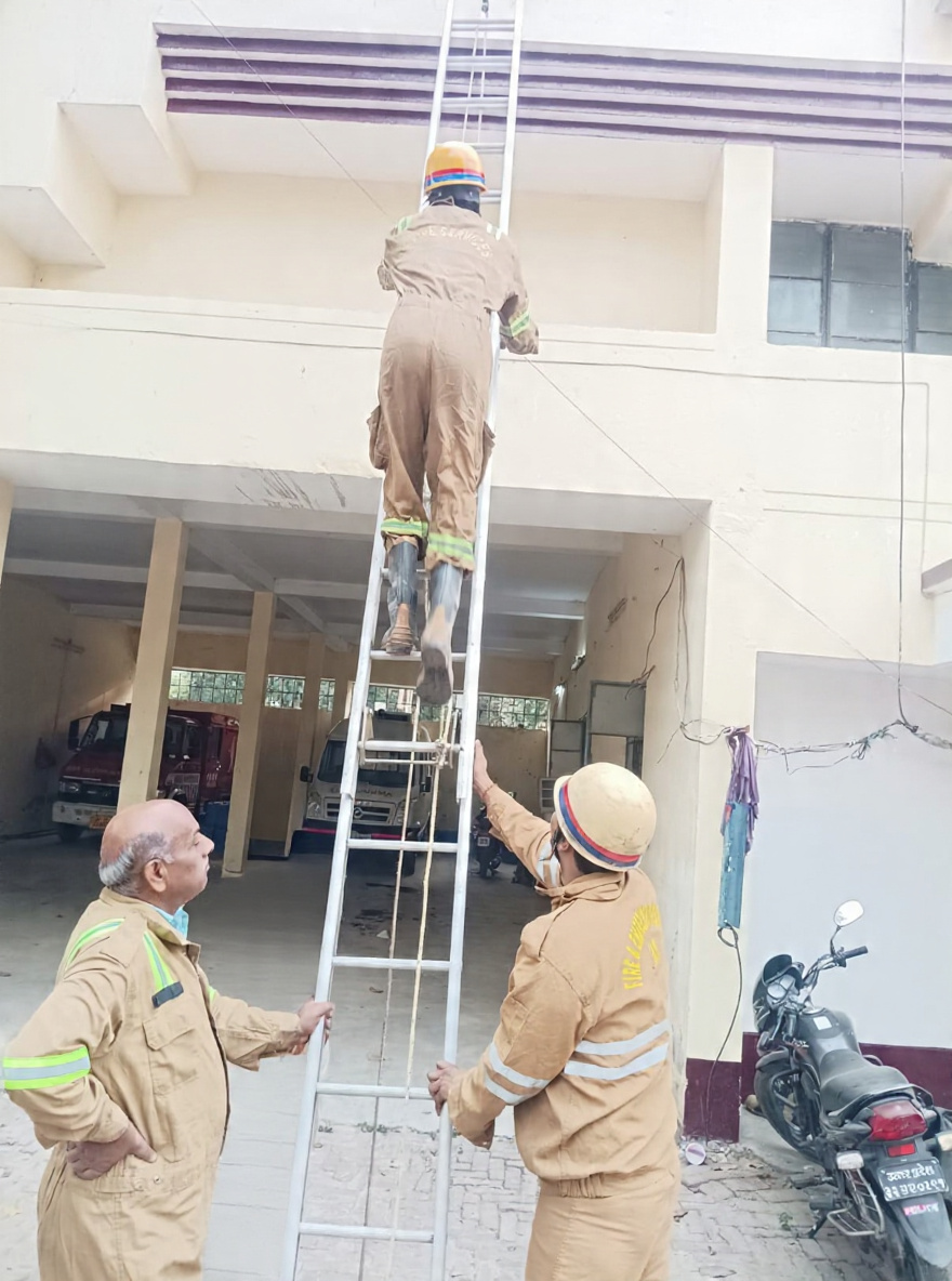 Lucknow Fire & Emergency Services tweet media