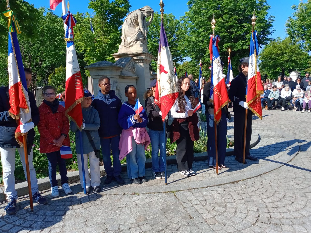 francais70446's tweet photo. Vous avez été nombreux à nous rejoindre pour commémorer la victoire de 1945.
Les 3 écoles et les lycéens portaient les drapeaux dont ils ont la garde, avec fierté et dignité. Ils participent ainsi activement à la transmission de la mémoire.
@SF_DG92 @SF_Siege https://t.co/Aq6CodnYol