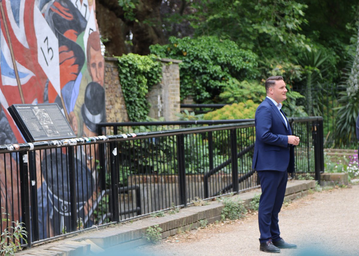MerseyPensioner's tweet photo. Why was  #Mandelson prodigy @wesstreeting standing in front of the Battle of Cable Street mural talking about his 'working class roots' this morning? His leadership bid video? Those who united to defeat fascism in 1936 weren't #genocide  enablers! Shameless!! @UKLabour https://t.co/agSSjapBqw