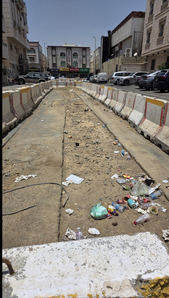 A_ALJABARTI's tweet photo. @JeddahAmanah 
@AmanahSupport 
@SaudiEnergy
@Balady_CS 
@nazaha_gov_sa 
مشروع تابع لشركة الكهرباء تم تنفيذه في حي الفيحاء بجدة منذ اكثر من شهرين
المشروع واقف تماما منذ اكثر من شهر، الشي الغريب ان مرحلة التوقف هي السفلتة فقط بحسب الصور المرفقة
سكان الحي رفعوا بلاغات لشركة الكهرباء وللبلدية ولكن دون جدوى
فقط عمارة واحدة تم ازالة الصبات وسفلتة المكان لديهم ونحن نحسن الضن ونقول أكيد صدفة
وبما ان الشيء بالشيء يذكر
فإن الضرر الكبير لحق بسكان الحي المتضررين لعدم توفر مواقف لأن شركة أمانة جدة قدمت حي الفيحاء (((( السكني )))) لشركة مواقف التي لا تتوانى بمخالفة اي سيارة واقفة في مكان غير الأماكن التي تم رسمها من قبل شركة مواقف حتى لو كان الموقف صحيح لا يعيق احد ولا يحجب رؤية، والأغرب من ذلك ان شركة مواقف او بلدي عندما قام السكان بالوقوف في أرض فضاء قامت هذه الجهة بأغلاق هذه الارض وبناء أرصفة حولها ووضع لوحة كبيرة مدججة بالقوانين التي تنص على مخالفة كل من يقف في ارض فضاء
حاولت ان افهم الحكمة من هذا القرار فلم أجد سوى اننا مغصوبين على دفع رسوم شركة موقف في الحي السكني
مع العلم ان جميع احياء المدن هي سكنية وبها محلات تجارية وان كانت في شوارع فرعية، فهل ستقوم شركة موقف بتطبيق ذلك على مدينة جدة بالكامل ؟
هل ستوفر أمانة جدة مواقف في كل حي كما يتم توفير حديقة ومسجد ومدرسة ؟

ما علينا نرجع لموضوعنا
متى ستتم سفلتة المشروع وانهاء عذاب البحث عن موقف في يومياً عند العودة من أعمالنا؟