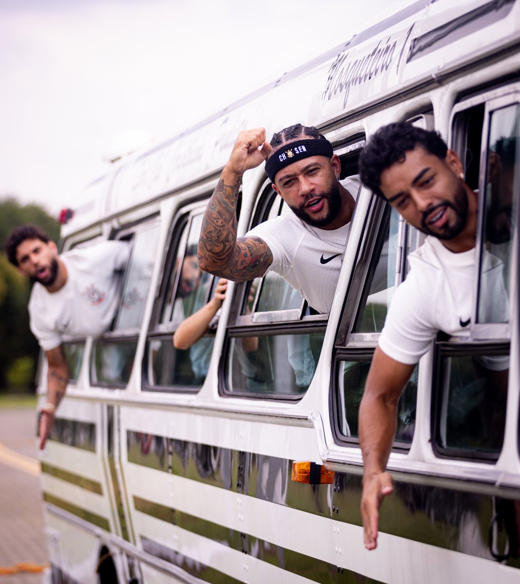 Corinthians's tweet photo. 🎶 AQUI TEM UM BANDO DE LOUCO... 🎶

Todos a postos, rumo ao Rio de Janeiro! 🏴🏳️

📸 Rodrigo Coca / Corinthians 

Compre já a camisa do Timão inspirada na invasão de 1976: https://t.co/5NePjItpcY.

#VaiCorinthians https://t.co/OGyvfkIEVC