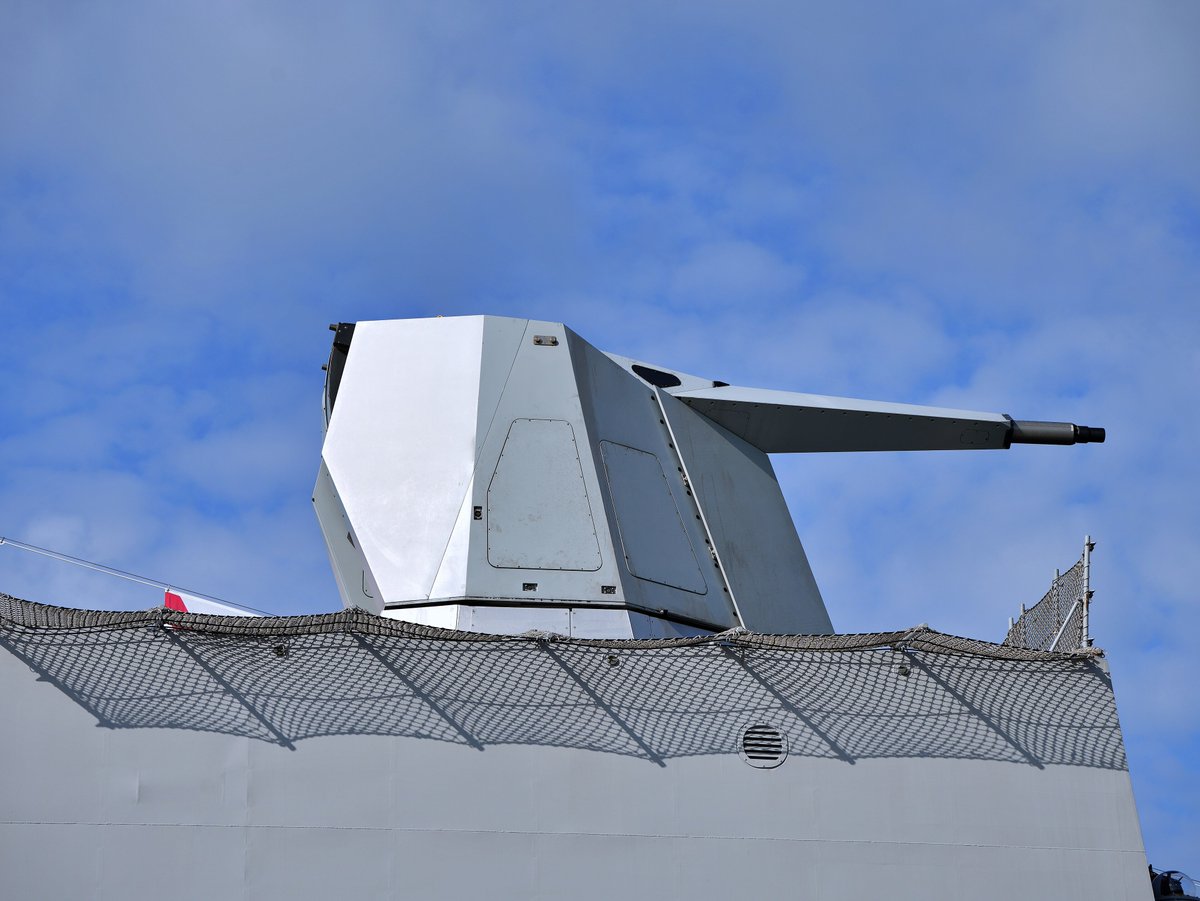 top_force's tweet photo. ⚓️🇮🇹 A noter que le #CIWS canpn anti aérien Oto Melara 76 mm/62 Strales Sovraponte est vraiment haut/grand. https://t.co/3Xw6JDwsKJ