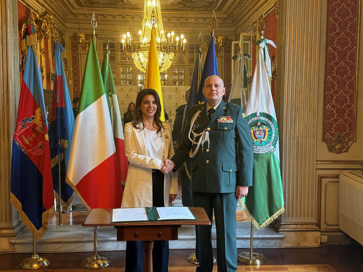 EmbColomItalia's tweet photo. Roma 8 de mayo. El día de hoy tomó posesión como nuevo Agregado Militar, Naval y Aéreo, en la Embajada de Colombia ante la República Italiana, el Coronel Johan Gelvez Peña, cuya toma de juramento estuvo a cargo de la Embajadora de Colombia, Ligia Margarita Quessep Bitar. https://t.co/rNudm81Z9K