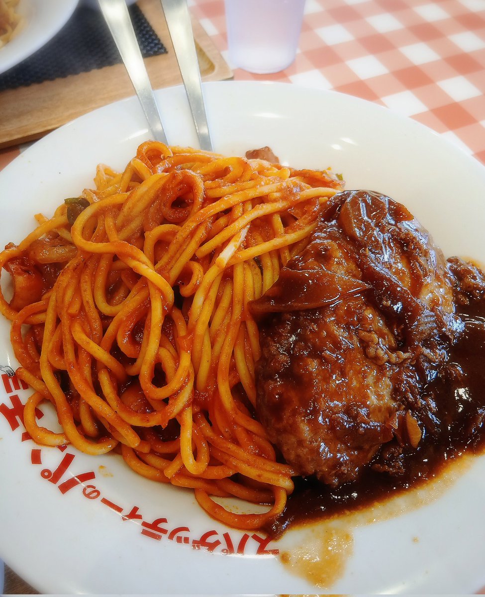 スパゲッティーのパンチョ 🍝
　　　　
ナポリタン🍅メガ盛り600g🐮ハンバーグとぴ🎶

久しぶりのパンチョ🎶太め濃いめで美味しいんだよね🥳ハンバーグも乗っけて嬉しいすぎる～✨

8日はパンチョの日でチケット貰った🎶
集めようかな🎶

不思議と600gでもペロリンチョといけちゃうんだよね🎶
