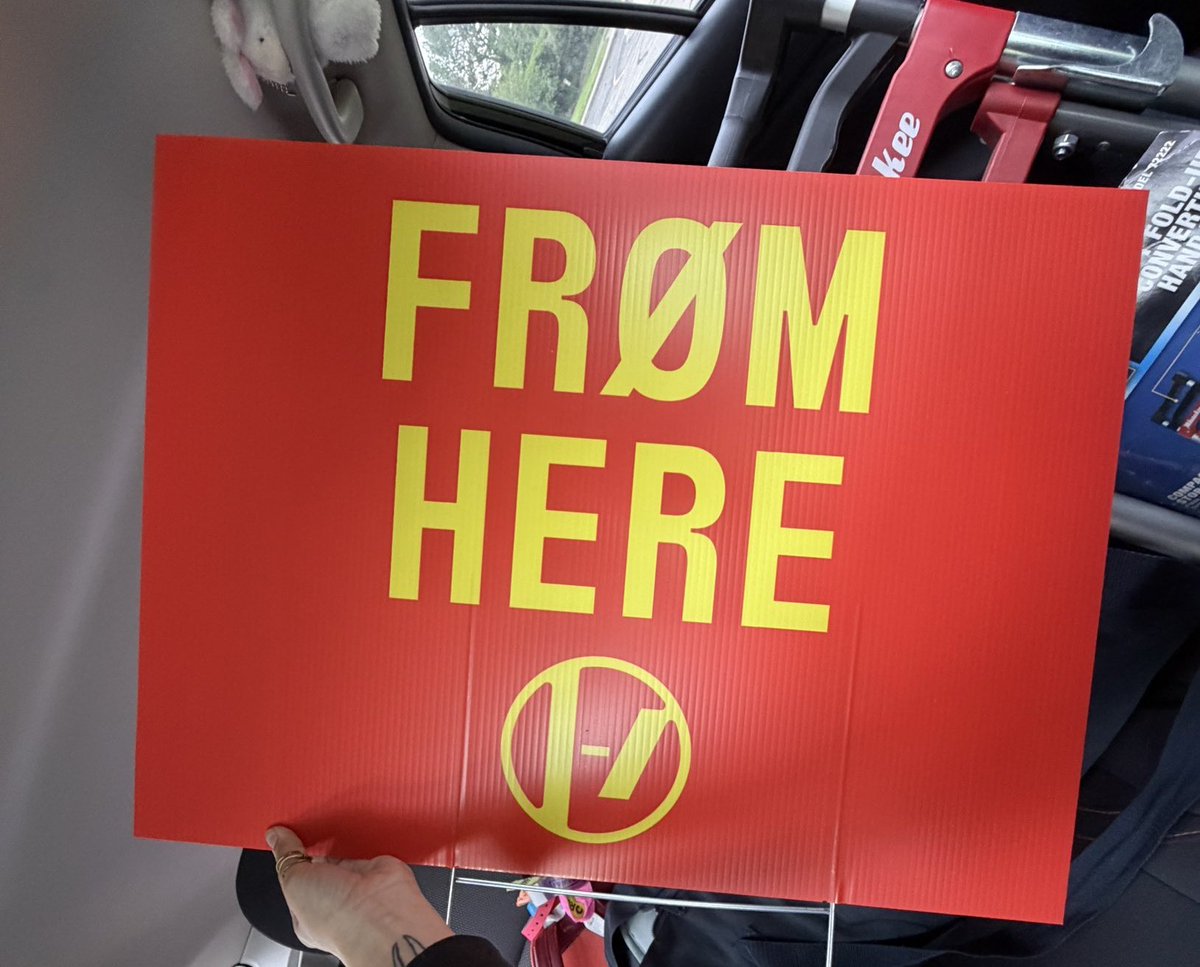 en ohio están entregando estos carteles justo hoy que es aniversario de la banda qué está pasando