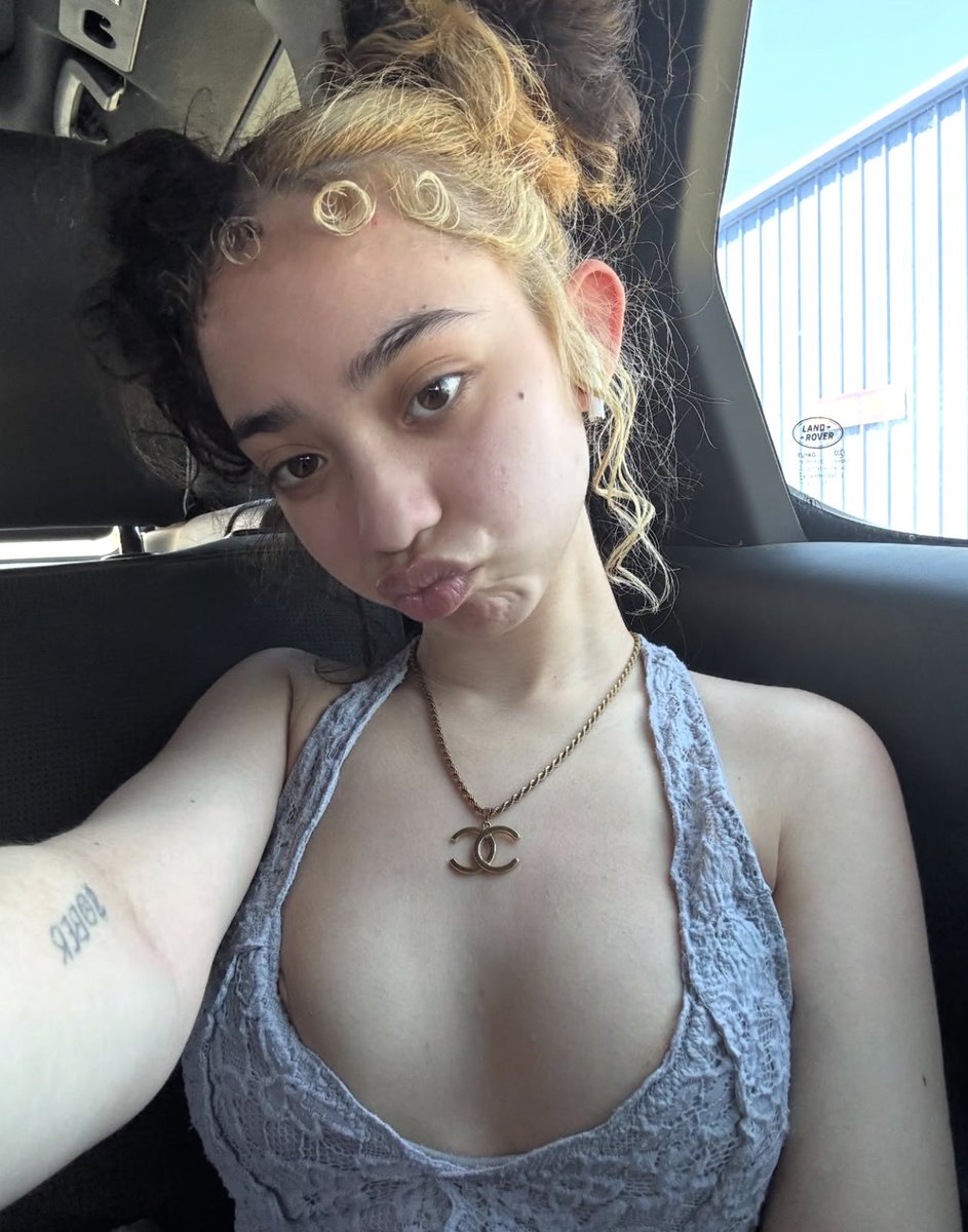 angelica👾 tweet media