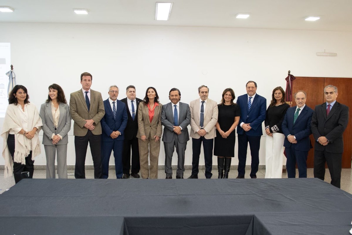 GustavoSaenzOK's tweet photo. En Salta estamos llevando adelante una de las transformaciones más importantes de la Justicia Penal en décadas.

La implementación del nuevo sistema procesal penal acusatorio y adversarial representa un cambio histórico que apunta a una justicia más rápida, más transparente y más cercana a la gente.

Este nuevo modelo deja atrás estructuras excesivamente burocráticas y fortalece un sistema basado en audiencias orales, uso de tecnología, mayor celeridad y un trabajo articulado entre el Poder Judicial, el Ministerio Público y los demás actores institucionales.

El objetivo es claro: que los salteños tengan una justicia que dé respuestas en menos tiempo, con mayor transparencia y mejor acceso para víctimas y ciudadanos.

Junto con la puesta en marcha del juicio por jurados, Salta avanza hacia un nuevo paradigma judicial que fortalece la participación ciudadana, la confianza pública y la modernización institucional de todo el sistema de justicia.