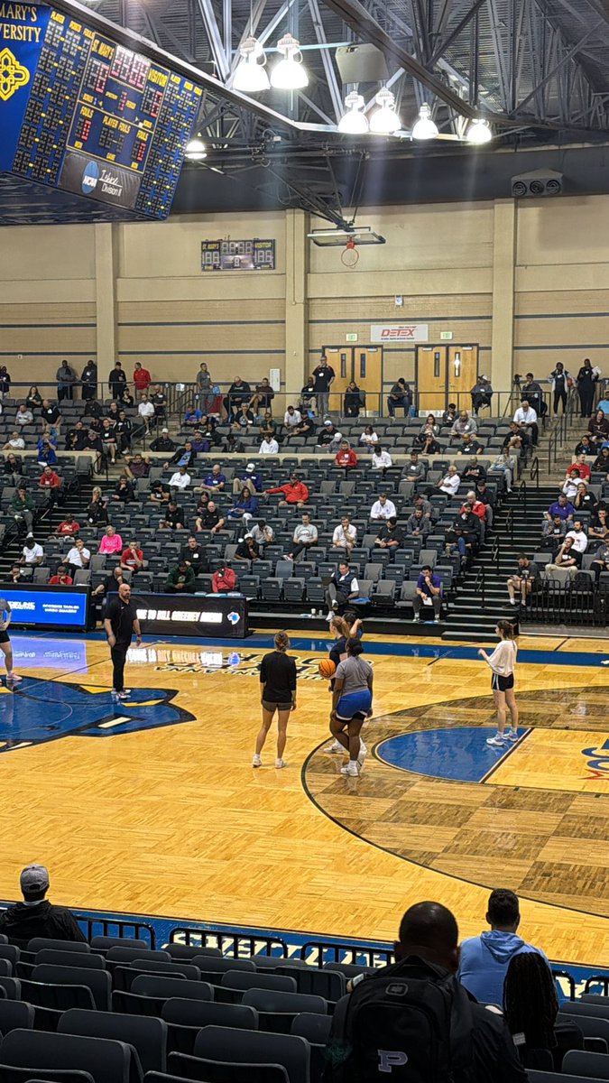 CoachBell247's tweet photo. @Tabchoops Coaches Conference this morning! Learning from some of the best https://t.co/IQdea09QXl