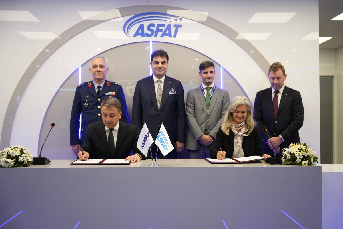 defensehere_fr's tweet photo. L’entreprise turque ASFAT (@MSB_ASFAT) et Airbus (@AirbusDefence) ont signé un protocole d’accord pour des services de maintenance, de réparation et de révision (MRO) des aéronefs militaires en Türkiye. #SAHA2026 https://t.co/LdUUc21Laz