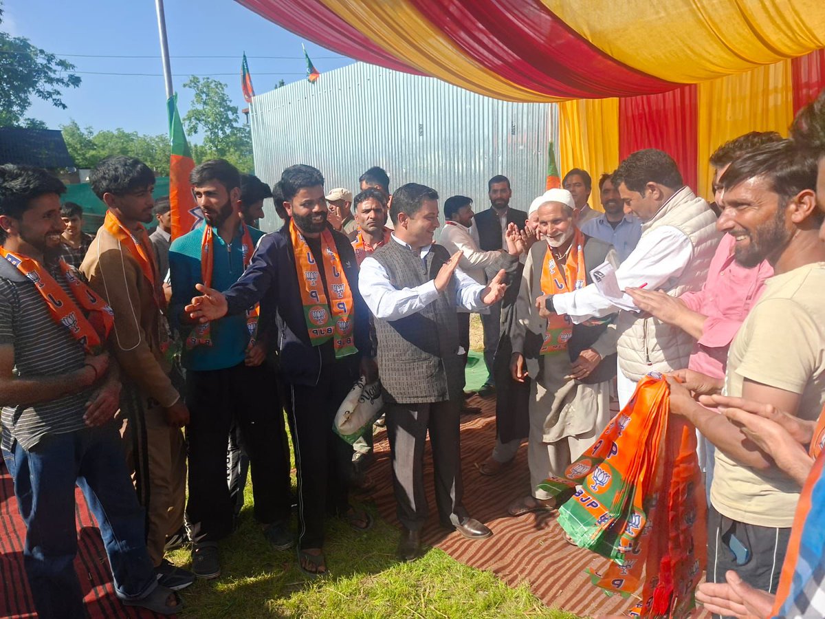 BJP4JnK's tweet photo. Block President National conference Shakeel Ah and Block President PDP Jaspeeda  Akhtar along with their supporters joined BJP in the  presence of J&K BJP General Secretary @manwarkhankmr at Khansahib Constituency in Budgam, Kashmir.

District President Budgam Ghazi ruh Ullah was also present on the occasion.