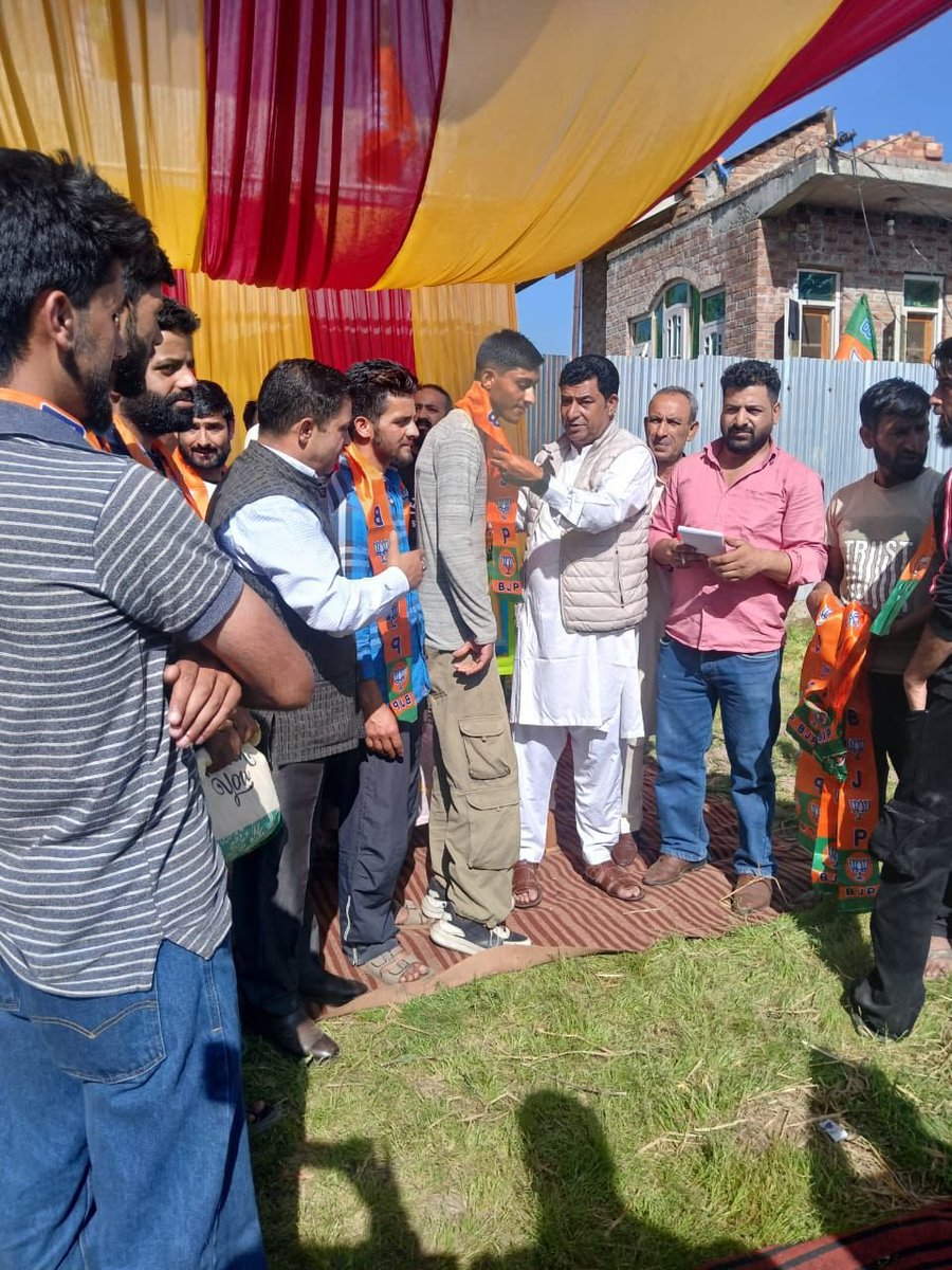BJP4JnK's tweet photo. Block President National conference Shakeel Ah and Block President PDP Jaspeeda  Akhtar along with their supporters joined BJP in the  presence of J&K BJP General Secretary @manwarkhankmr at Khansahib Constituency in Budgam, Kashmir.

District President Budgam Ghazi ruh Ullah was also present on the occasion.
