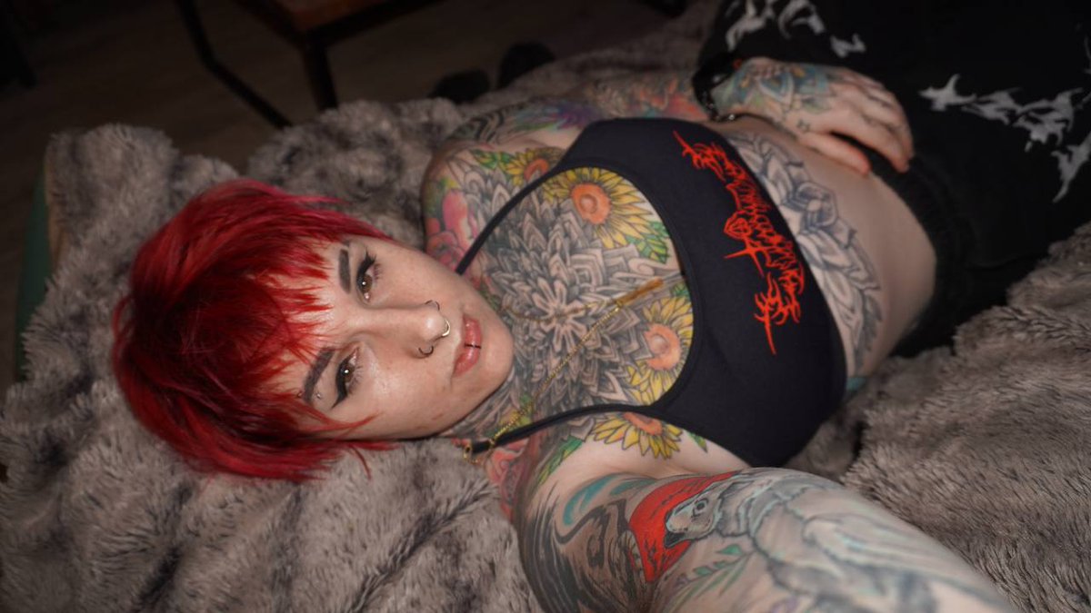 twoootles's tweet photo. RT for the girls who do gaming AND heavy lifting. We’re a rare breed https://t.co/tyCfSWoEbg