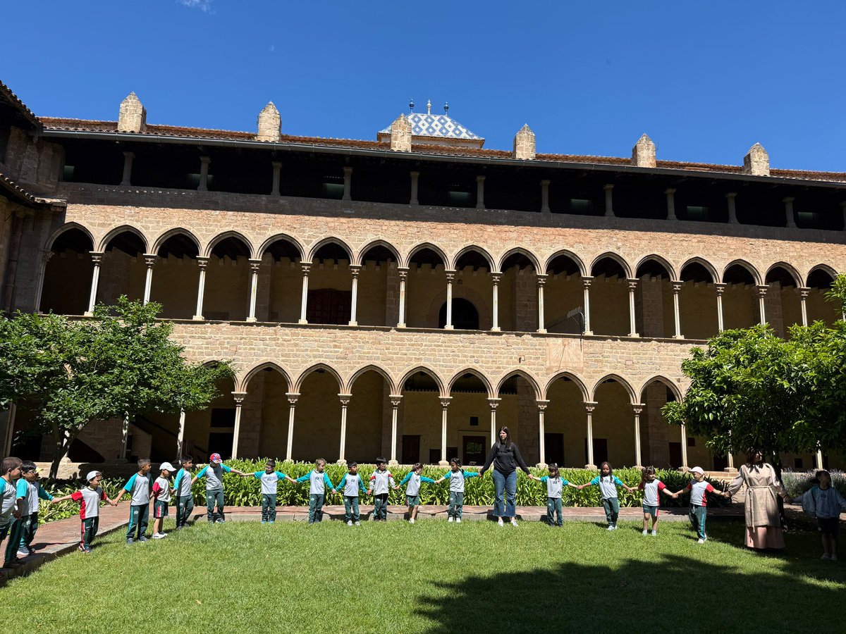 FEPSantRamon's tweet photo. Aquesta setmana els de I5 van visitar el Monestir de Pedralbes, una visita que forma part del projecte que araateix estan treballant #EAGfsr https://t.co/kCWcD25rRr