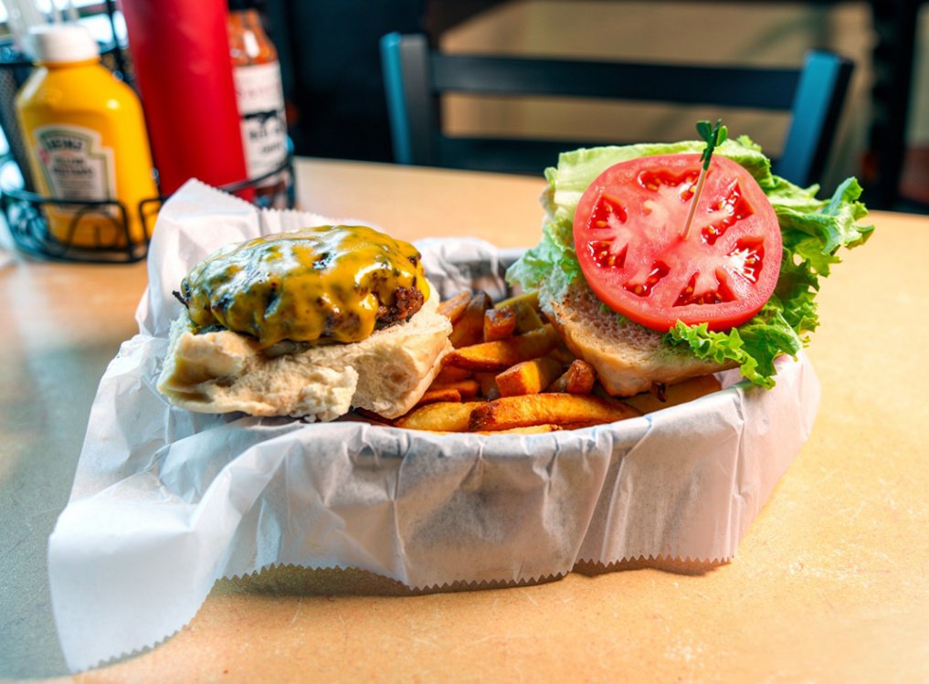 ThePeanutBarrel's tweet photo. Tonight’s lineup: burgers, beers, and live music.

David Salvador hits the stage at 8pm! https://t.co/UgplS40OTl