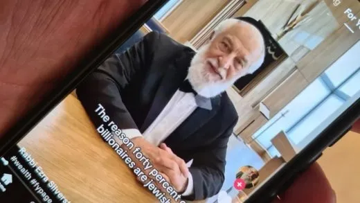 FIare_Fdns's tweet photo. Rabinos falsos de IA promueven el antisemitismo en TikTok

Una red coordinada de cuentas de TikTok generadas por inteligencia artificial y aparentando ser rabinos, está difundiendo sistemáticamente contenido antisemita, según un informe publicado por el Movimiento para Combatir el Antisemitismo (CAM, por sus siglas en inglés).

“El peligro es evidente. Al hacerse pasar por voces judías auténticas, estos “rabinos” erosionan la confianza, normalizan el odio e incitan a la violencia real contra los judíos”, señala el informe. “Al difundir este contenido entre un público joven e influenciable, TikTok contribuye a acelerar la radicalización en una era en la que la IA dificulta cada vez más la detección de la desinformación”.

El estudio, realizado por el Centro de Investigación sobre Antisemitismo (ARC) de la organización sin fines de lucro estadounidense, identificó 49 cuentas de TikTok que suplantaban la identidad de figuras religiosas judías mientras difundían teorías conspirativas y discursos antisemitas clásicos. En conjunto, estas cuentas acumularon más de 950 mil seguidores y generaron más de 10 millones de “me gusta”.

La red se basa en avatares generados por IA e identidades falsas diseñadas para imitar voces judías creíbles, reportó JNS. Investigadores que realizaron un análisis exhaustivo de cuatro cuentas -@rabbirothstein, @rabingoldmaan, @rabbistirberg y @rabbi_silverstein- descubrieron patrones de coordinación, como un encuadre narrativo idéntico, un lenguaje compartido y un enfoque temático coherente.

Según el informe, esta coherencia “sugiere un esfuerzo organizado para introducir ideas antisemitas en el discurso dominante, en lugar de una creación de contenido orgánica o fortuita”.

Entre los hallazgos más preocupantes del informe se encontraba la táctica de presentar estereotipos antisemitas como consejos financieros supuestamente ofrecidos por figuras religiosas de autoridad. El informe advertía que este enfoque “elude el escepticismo habitual ante acusaciones externas, haciendo que los estereotipos antisemitas parezcan hechos irrefutables”, introduciendo así el odio en el discurso público bajo la apariencia de consejos.

Los investigadores también advirtieron sobre el peligro que representa la base de usuarios predominantemente jóvenes de TikTok. Según el informe, la amplificación algorítmica “garantiza que estos videos lleguen a usuarios que ya consumen contenido de ‘superación personal’ cargado de teorías conspirativas”, normalizando el antisemitismo como una verdad oculta y reduciendo el umbral para creencias más extremas.

No es la primera vez que se descubren este tipo de tácticas. ARC identificó previamente una red de más de 70 “rabinos” generados por IA que difundían contenido antisemita en Instagram. Tras la intervención de Meta, muchas de las cuentas fueron eliminadas, según informó CAM.

CAM insta ahora a TikTok a que haga lo mismo, eliminando de inmediato las cuentas identificadas, invirtiendo en herramientas de detección de IA entrenadas para identificar la suplantación de identidad religiosa sintética y lanzando una campaña de concienciación pública para ayudar a los usuarios a identificar la propaganda generada por IA.

“El contenido generado por IA es barato, escalable y difícil de distinguir para los moderadores del producido por seres humanos reales”, concluyó el informe.