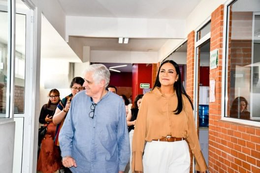 audelinomacario's tweet photo. Lo primero que hizo la nueva dirigente de @PartidoMorenaMx fue ir a cuadrarse con el sector más radical de esa organización, el que encabeza Rafael Barajas, alias El comandante @fisgonmonero.
El @infpmorena es el órgano desde donde se adoctrina a militantes, desde el rencor social que inspira la lucha de clases y otras ideas trasnochadas, para seguir sosteniendo a la 4T no como una organización democrática sino como partido de Estado.
Es el modelo cubano y venezolano que busca consolidar una maquinaria electoral, territorial y cultural a partir de mantener cohesionada a la militancia mediante una narrativa de confrontación permanente entre “pueblo bueno” y “adversarios neoliberales”.
Si alguien representa el pobre y muy vetusto pensamiento político de AMLO es ese órgano partidista que confunde formación cívica con catequesis ideológica, conciencia política con obediencia doctrinaria…donde se deja de formar ciudadanos críticos y se forma cuadros de defensa del régimen. 
Insisto: como en Cuba y en Venezuela.
@SecRubio