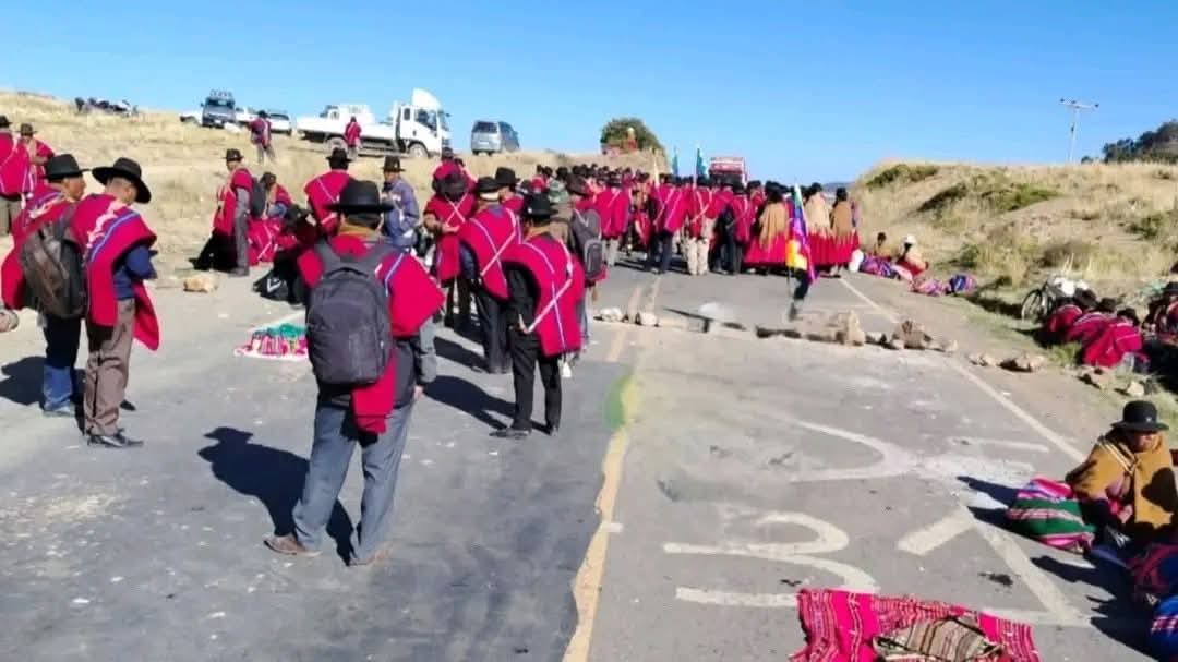 Campesinos del municipio de Ancoraimes se suman a los bloqueos,  cerrando la carretera al norte del departamento, no hay transitabilidad en la zona.