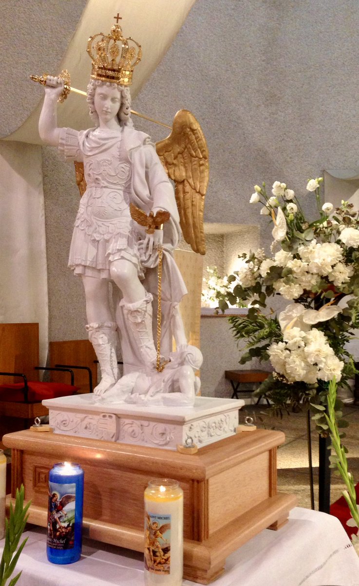 Saint Michel Archange, de ta lumière éclaire-nous, de tes ailes protège-nous, de ton épée défends-nous, de ta puissance fortifie-nous, de ton amour enflamme-nous, avec tes saints archanges Gabriel et Raphaël, aide-nous 🙏🏻⚔️🙏🏻✨✝️✨