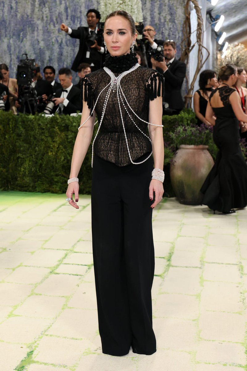elartmoon's tweet photo. La Met Gala no va solo de ir espectacular, sino de entender el concepto ✨
Y cada año queda claro que no todo el mundo sigue el dress code… o simplemente decide ignorarlo 🎭

¿Hasta qué punto debería respetarse? 👀
https://t.co/C3lR64uf3I https://t.co/NAWKrbDGdN