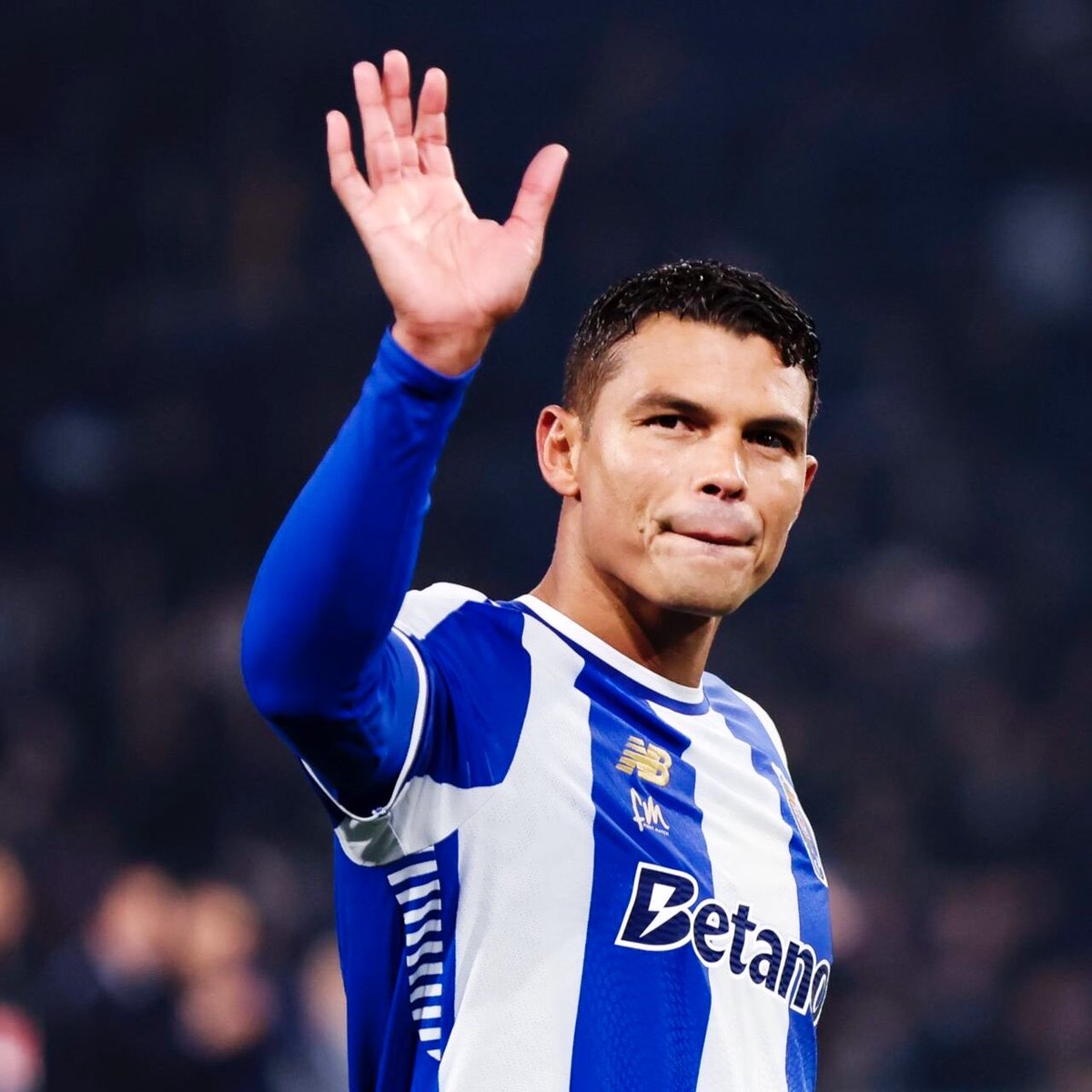 Thiago Silva tem um convite para integrar os quadros diretivos do Chelsea. Conversas aconteceram na recente ida do brasileiro a Londres. Após o jogo Chelsea-Nottingham na segunda-feira, Thiago Silva reuniu com os londrinos na terça-feira.

No entanto, nada está definido. O