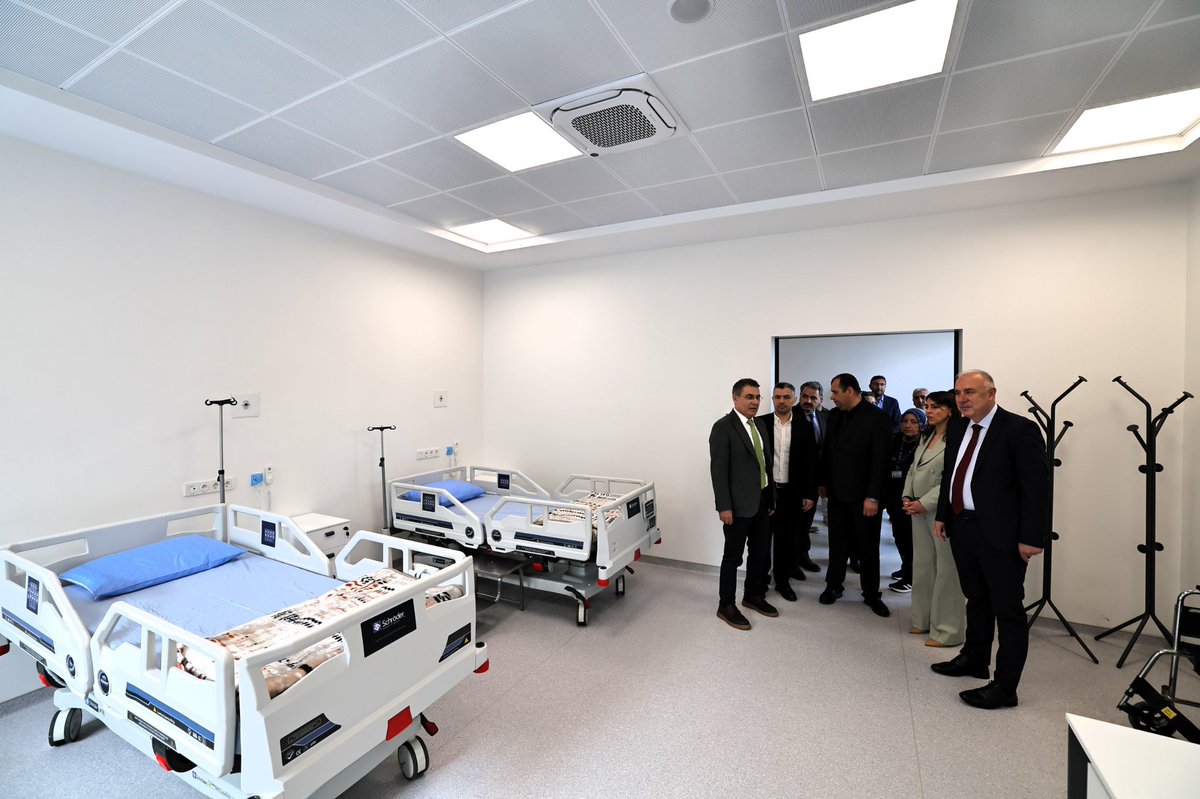 SafakBasa's tweet photo. 🔎 İBB Sağlık İşleri Dairesi Başkanımız Dr. Önder Yüksel Eryiğit ile birlikte, donanım kapasitesini artırdığımız ambulanslarımızı inceledik.

🚒 İdaremiz bünyesindeki 7 ambulansın fiziksel ve tıbbi donanımlarını yenileyerek operasyonel gücümüzü ileriye taşıdık. 

🩺Ardından açılışına hazırladığımız Sağlık Hizmet Binamızı ziyaret ederek değerlendirmelerde bulunduk. Yeni binamızla sağlık ve ilk yardım hizmetlerini tek çatı altında toplayarak çalışanlarımızın daha uygun koşullarda hizmet almasını sağlayacağız.

🦺4-10 Mayıs İş Sağlığı ve Güvenliği Haftası kapsamında gerçekleştirdiğimiz eğitim seminerine katılarak, “Bizi evde bekleyenler var” sloganıyla güvenli çalışma kültürünün önemine dikkat çektik.